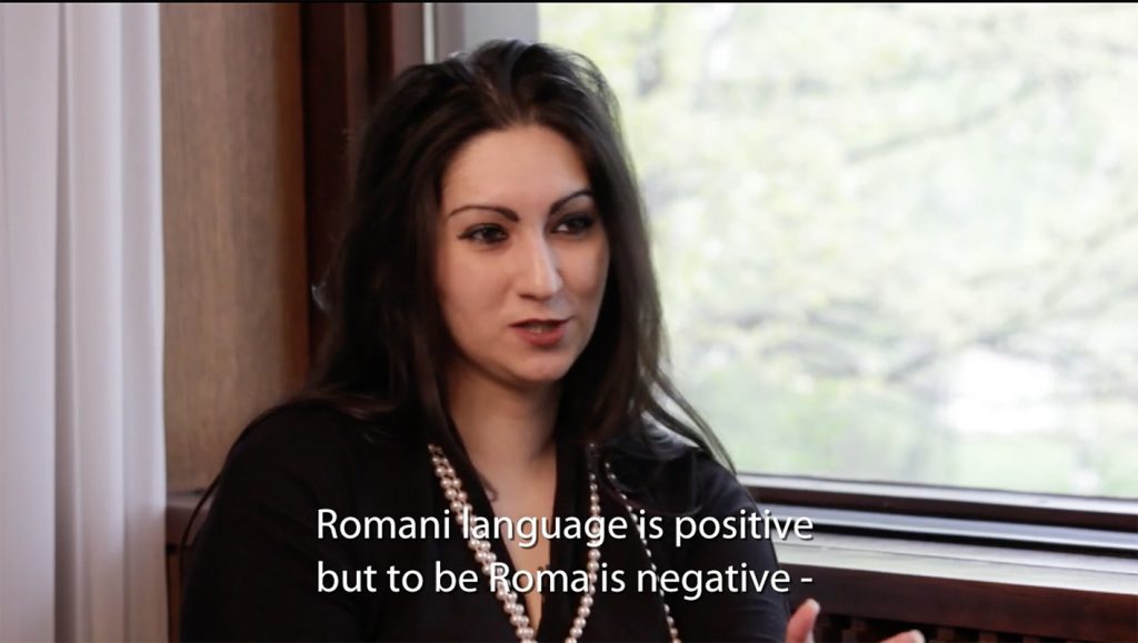 Eine junge Frau im Interview sagt: Die Sprache Romani ist positiv, aber Roma zu sein ist negativ.