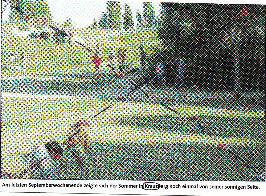 Eine pixelige Postkarte zeigt Menschen in einem Park. Über das Bild ist ein Kreuz gemalt.