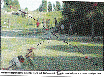 Eine pixelige Postkarte zeigt Menschen in einem Park. Über das Bild ist ein Kreuz gemalt.