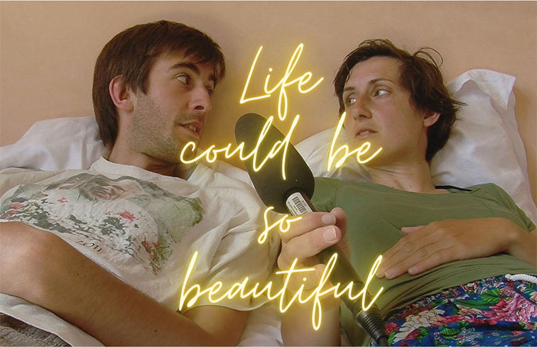 Frau und Mann liegen im Bett. Sie hält ein Mikrophon. Darüber steht: Life could be so beautiful.